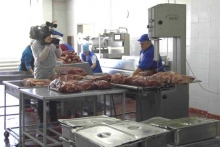 Чем кормят в школах и детсадах?